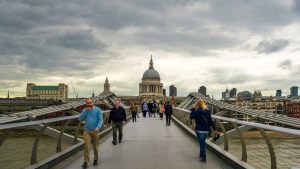 Londyn, ludzie przechodzą przez most z katedrą św. Pawła w tle