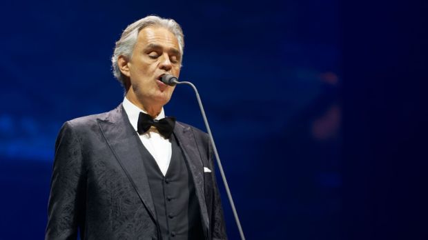Andrea Bocelli śpiewa podczas koncertu w Budapeszcie