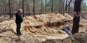 Sala tortur i fetor rozkładających się ciał. Kard. Krajewski modlił się nad zbiorowymi grobami w Iziumie