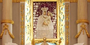 Do kościoła wszedł enkawudzista i wycelował w obraz Matki Bożej. Ateista stanął w obronie Maryi!