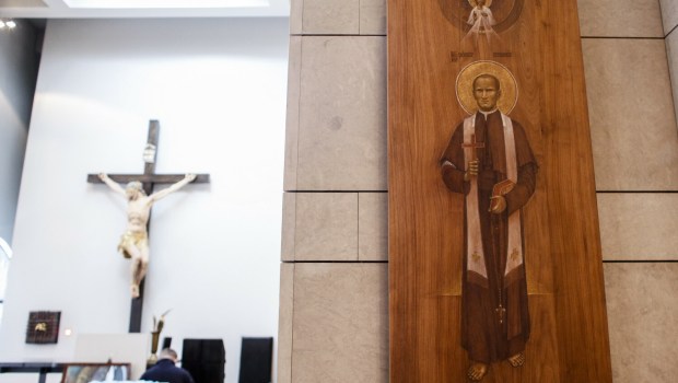 Kapliczka z ikoną ks. Józefa Stanka autorstwa Mateusza Środonia w Muzeum Powstania Warszawskiego