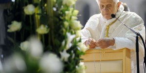 Bez tego różaniec upodabnia się do ciała bez duszy. Benedykt XVI o modlitwie różańcowej