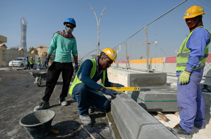 budowa stadionów na mistrzostwa świata w Katarze