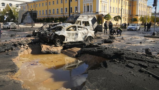 zniszczenia w Kijowie po rosyjskim ostrzale 10 października
