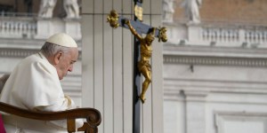 Papież do ukraińskiego księdza: Trzeba bronić ojczyzny i modlić się za agresorów, aby Pan ich nawrócił