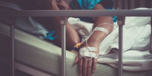 Ona traciła dziecko, a z dyżurki pielęgniarek dobiegał śmiech. Czy w polskich szpitalach roni się po ludzku?