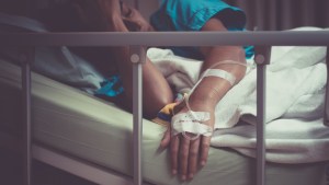 kobieta leży w szpitalnym łóżku po poronieniu