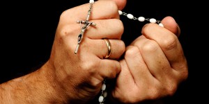 Różaniec zmienił moją relację z żoną i uporządkował mój dzień [świadectwo]