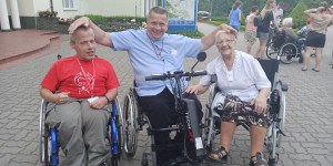 Kiedyś „król dyskotek”, a dziś ksiądz na wózku, który gromadzi tłumy młodych na rekolekcjach