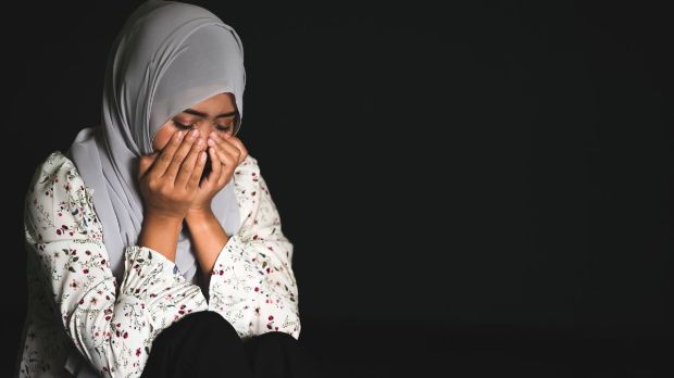 Młoda muzułmanka płacze