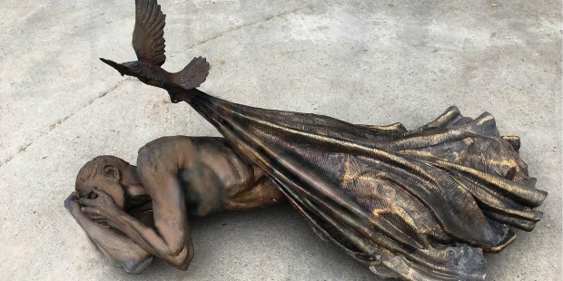 [GALERIA] Nowa rzeźba Timothy’ego Schmalza na placu św. Piotra zaskakuje!