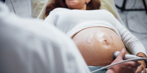 Lekarz dokonał niemożliwego: niewidomi rodzice „widzą” na USG syna