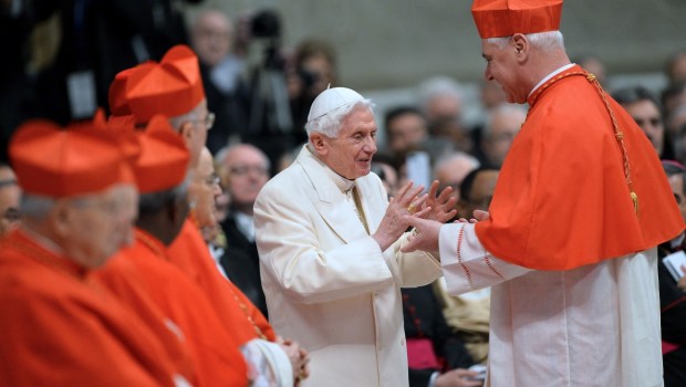 kardynał Gerhard Muller i papież senior Benedykt XVI