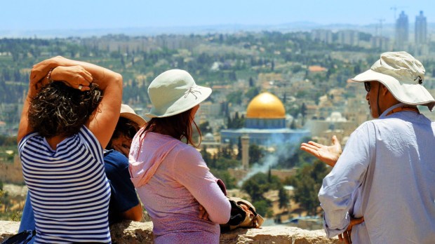Turyści podziwiają panoramę Jerozolimy