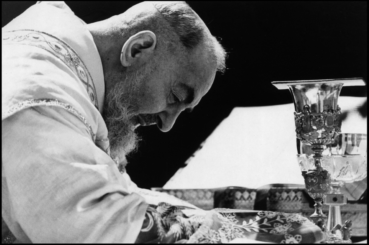 Święty ojciec Pio podczas Eucharystii