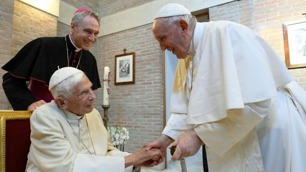 Papież senior Benedykt XVI i papież Franciszek