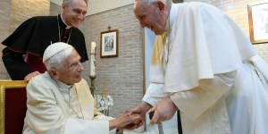 Benedykt XVI „liderem” w reagowaniu na seksskandale. Franciszek komplementuje swojego poprzednika