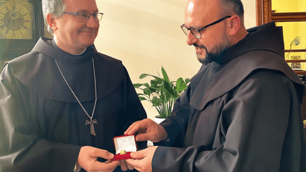 biskup Damian Muskus ponownie wystawia swój pierścień na licytację
