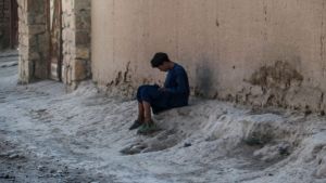 Młody mężczyzna w obozie dla uchodźców z Afganistanu
