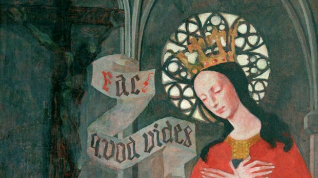 św. Jadwiga Andegaweńska, królowa Polski stoi przed wawelskim krucyfiksem