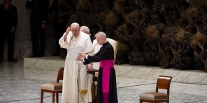 „Diabeł przebiera się za anioła”. Papież wyjaśnia, jak działają demony
