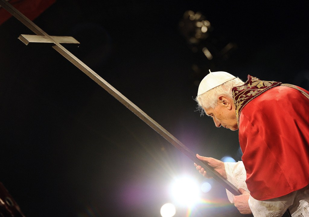 Pope-Benedict-XVI-holds-the-Cross-during-the-Via-Crucis-AFP