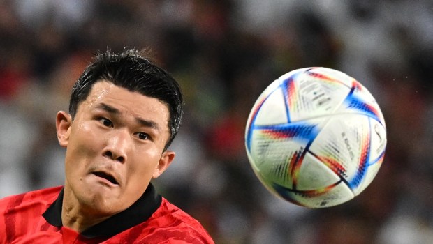 Piłkarz Korei Południowej Kim Min Jae pokazał tatuaż z triumfującym Jezusem