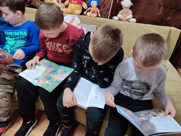 Fundacja Powszechnego Czytania przekazuje książki dzieciom, które uciekły z Ukrainy
