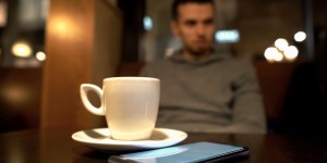 Samotny jak&#8230; młody Polak. Alarmujące wyniki najnowszego badania [nasz wywiad]