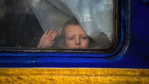 ukraiński chłopiec wygląda przez okno pociągu ewakuacyjnego