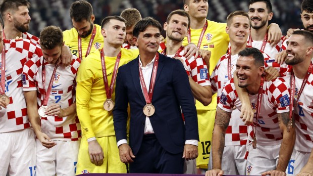 Zlatko Dalić z piłkarzami reprezentacji Chorwacji po dekoracji brązowymi medalami mistrzostw świata