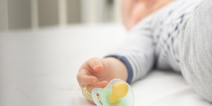 Siedmiomiesięczna dziewczynka w oknie życia. „Będzie długo oczekiwać na nową rodzinę&#8221;