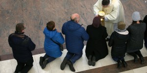 Polski katolik A.D. 2023. Komu ufa, kogo lubi, czego się obawia?