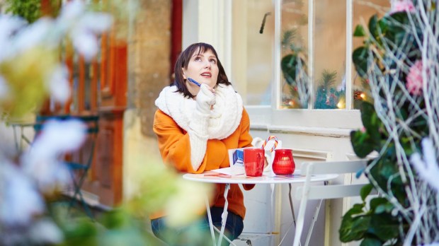kobieta w kawiarni zastanawia się nad celami na nowy rok