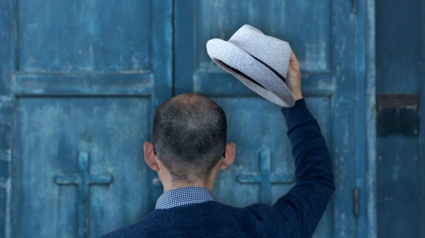 Dlaczego mężczyźni w kościele zdejmują czapki