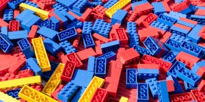 „Dorastaliśmy ufając miłosierdziu Bożemu”. Jak wiara pomogła przetrwać kryzysy „tacie” klocków Lego?
