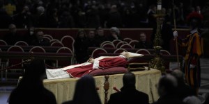 Jak włączyć się w uroczystości pogrzebowe Benedykta XVI? Długa kolejka wiernych do modlitwy przy trumnie zmarłego