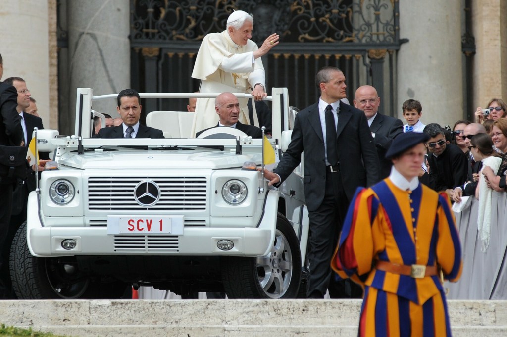 Papież Benedykt XVI podczas audiencji na placu św. Piotra