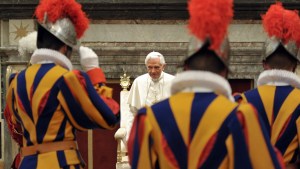 Papież Benedykt XVI wśród gwardzistów szwajcarskich