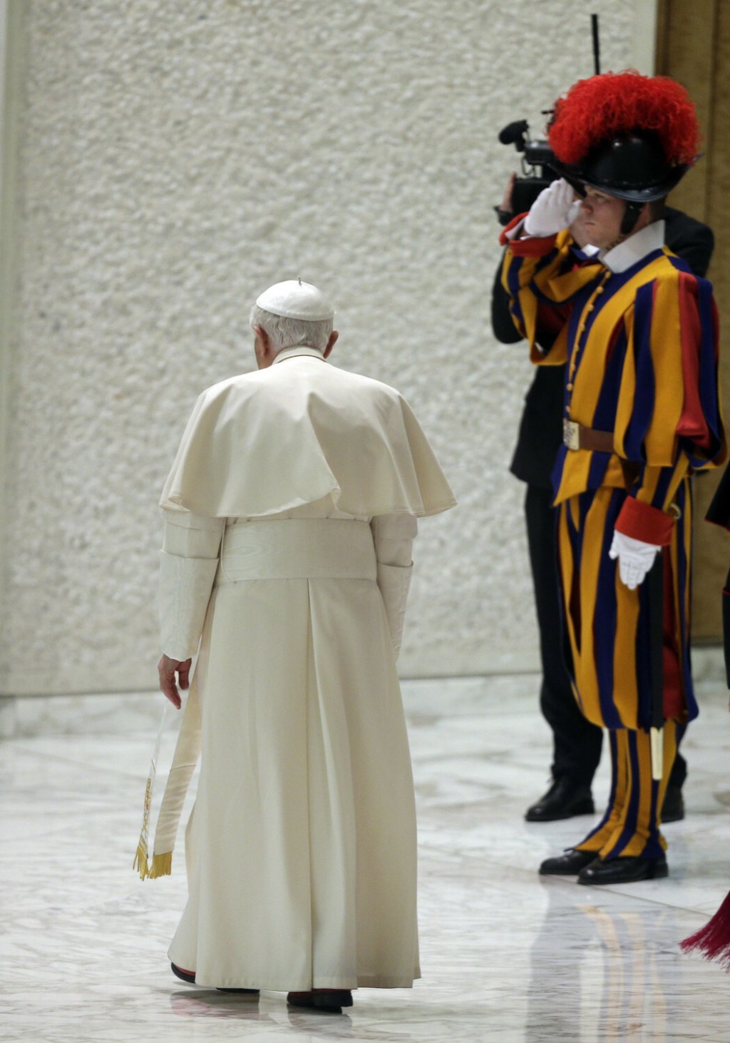 Papież Benedykt XVI i salutujący mu gwardzista szwajcarski