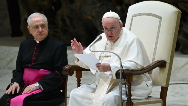 Papież Franciszek podczas audiencji ogólnej w Watykanie