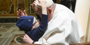 Chłopiec podszedł do Ojca Świętego by go przytulić. Urocze zdjęcie