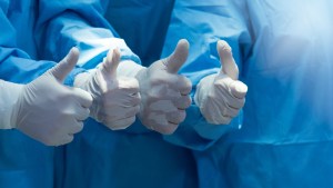 lekarze trzymają kciuki w górze po udanej operacji