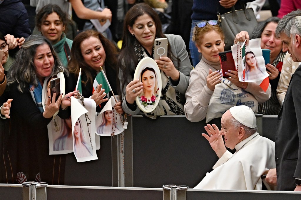 Pope-Francis-blesses-Icons-of-the-Mother-of-Jesus-Mary-at-the-end-of-his-weekly-general-Audience-AFP