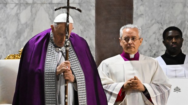 Papież Franciszek modli się podczas Mszy świętej w Środę Popielcową, rozpoczynającej Wielki Post