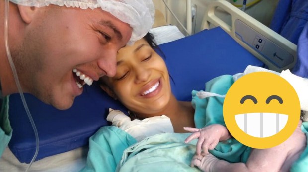 dziewczynka tuż po narodzinach uśmiechnęła się do ojca na sali porodowej