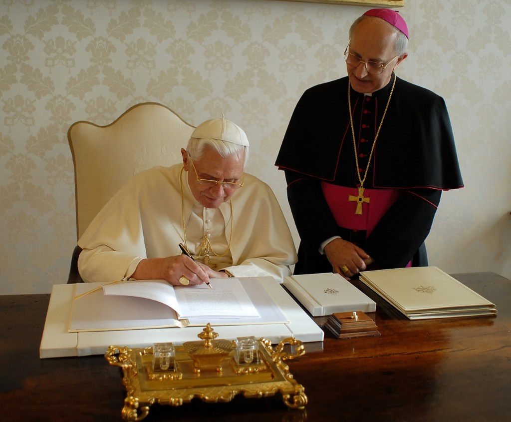 Papież Benedykt XVI podpisuje encyklikę Spe salvi