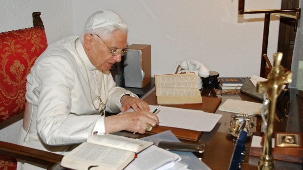 Benedykt XVI pisze przy swoim biurku podczas wypoczynku w Alpach w lipcu 2006 roku