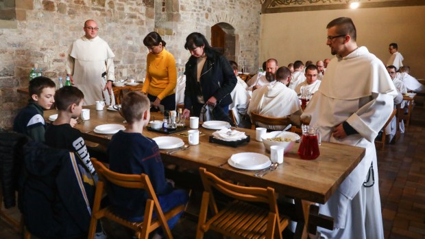 Dominikanie jedzą obiad wraz z uchodźcami z Ukrainy, których przyjęli pod dach swojego klasztoru w Krakowie