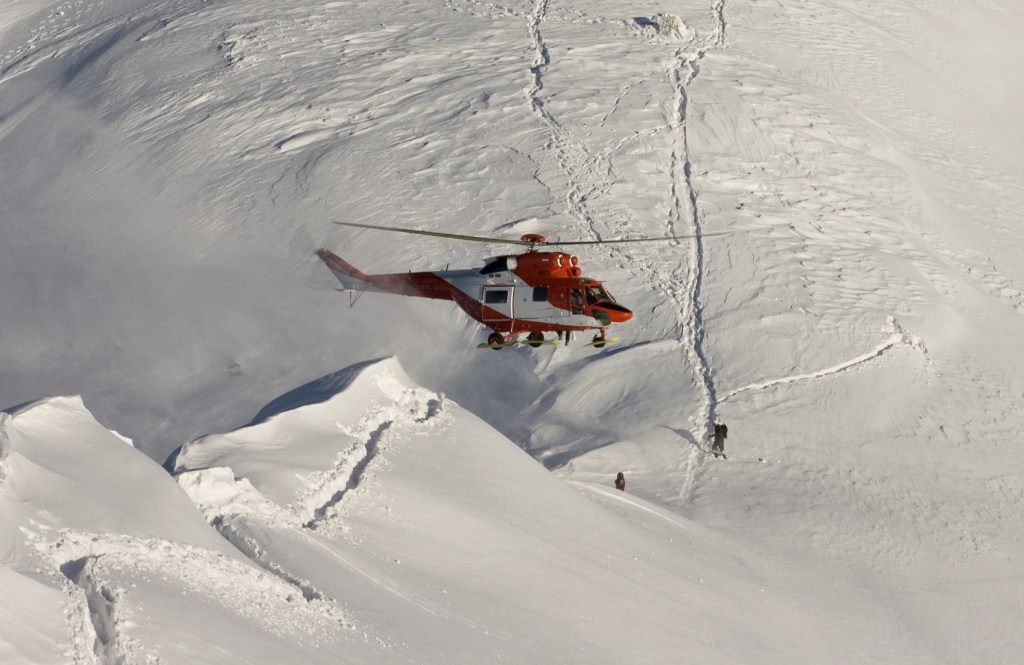 helikopter TOPR przelatuje nad zimowymi Tatrami